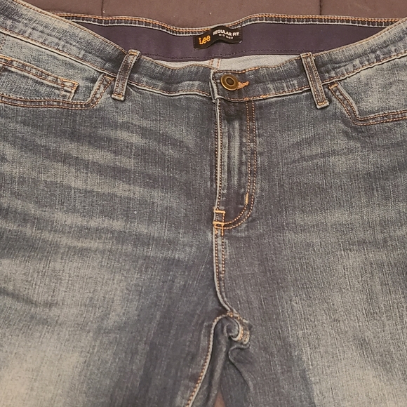 Lee Women's Plus Size Flex Motion Regular Fit 5 Pocket Capri Jean - Picture 3 of 3